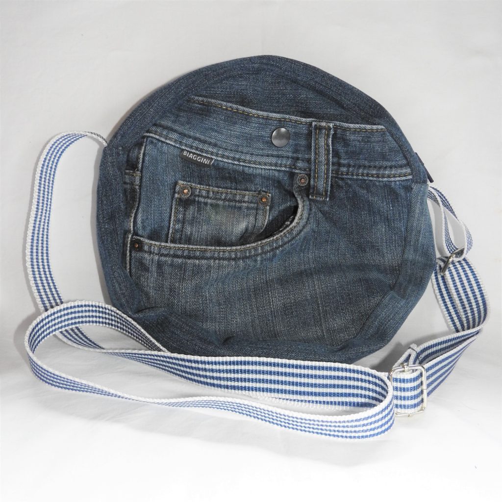 Jeanstasche rund weiss-blauer Riemen